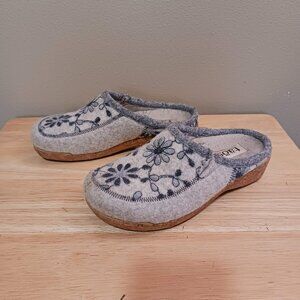 Taos Woolderness 2 Grey Boiled Wool Clog Floral Embroidery Cork Wedge Size 5.5